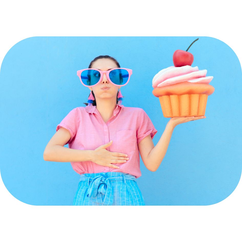 Photo représentant une femme avec de grosses lunettes de soleil qui tient un énorme gâteau dans sa main tandis que l'autre est posée sur son ventre surement douloureux