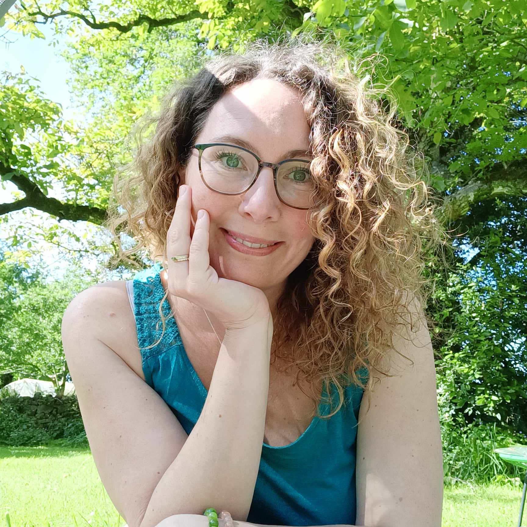 Portait femme qui sourit  dans un jardin temps ensoleillé