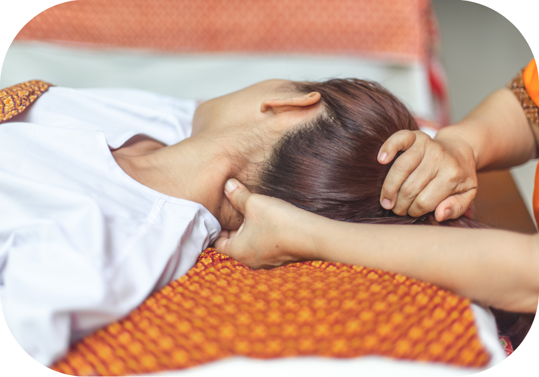 Photo d'une femme recevant une séance de digitopuncture dans le cadre d'une perte de poids