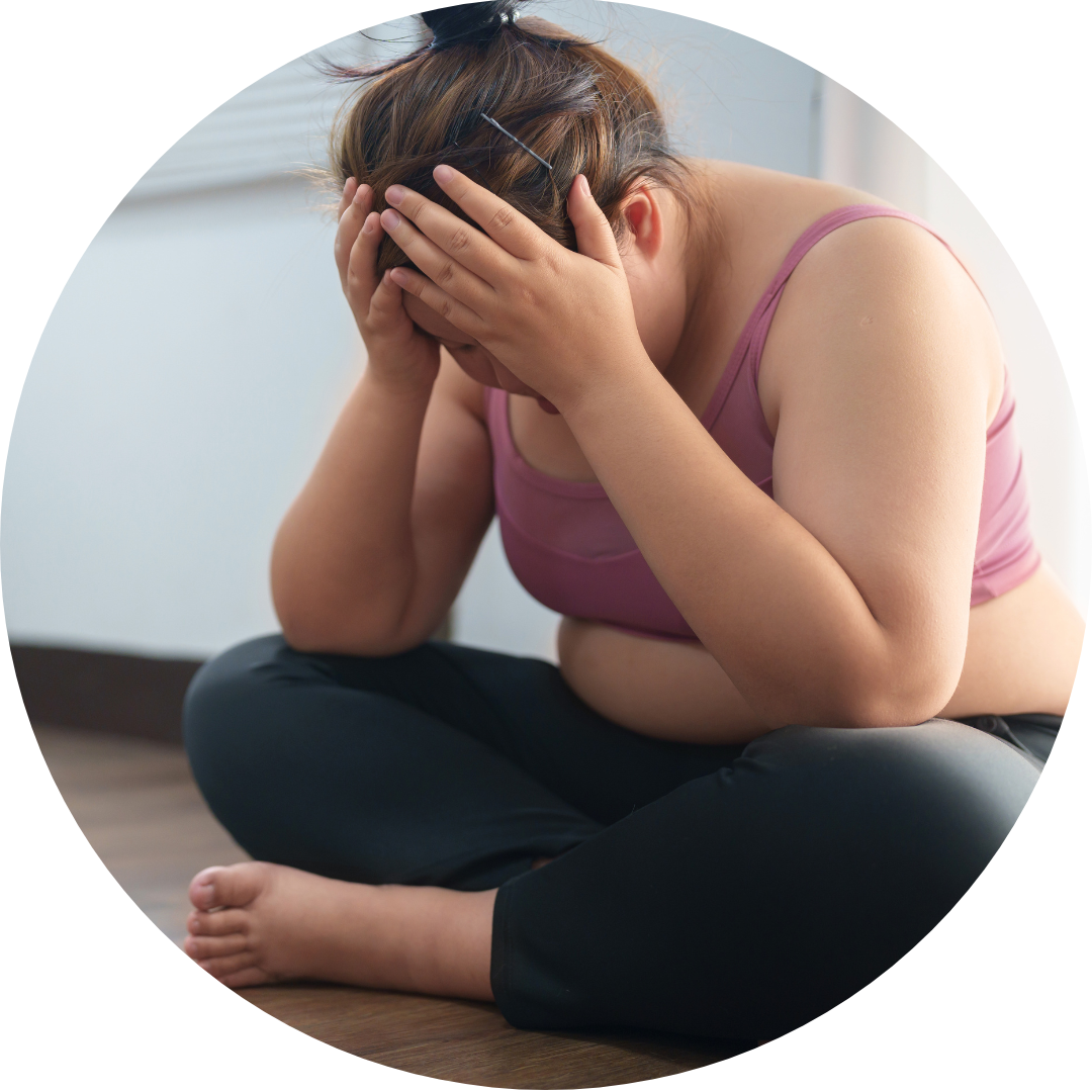 Photo d'une femme en surpoids qui est triste et malheureuse