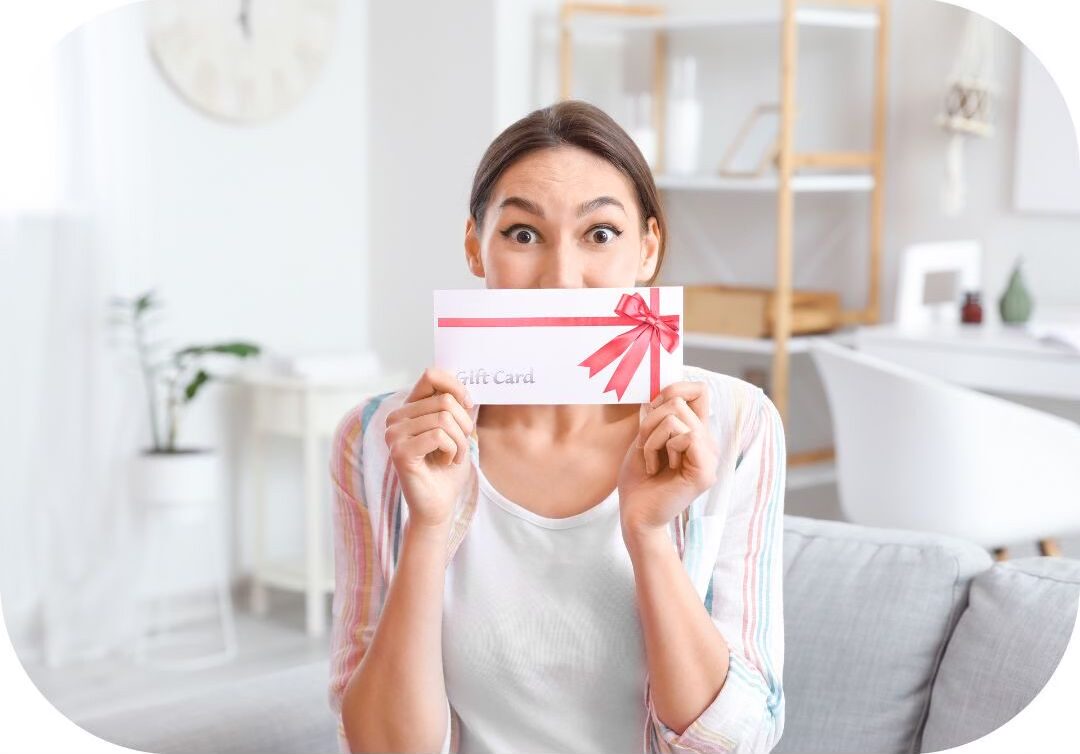 Photo représentant une femme heureuse d'avoir reçu une carte cadeau